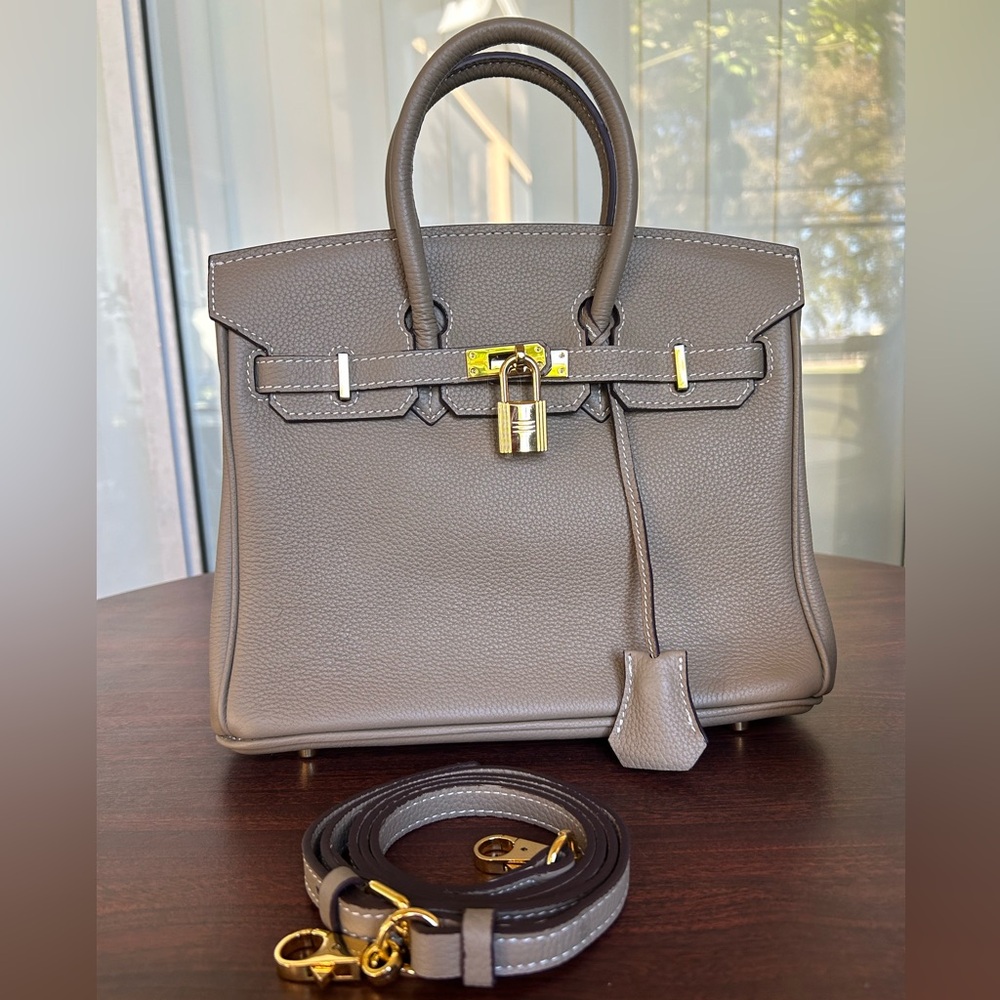 SUUPER SALE‼️ Medium size handbag convertible into crossbody taupe color